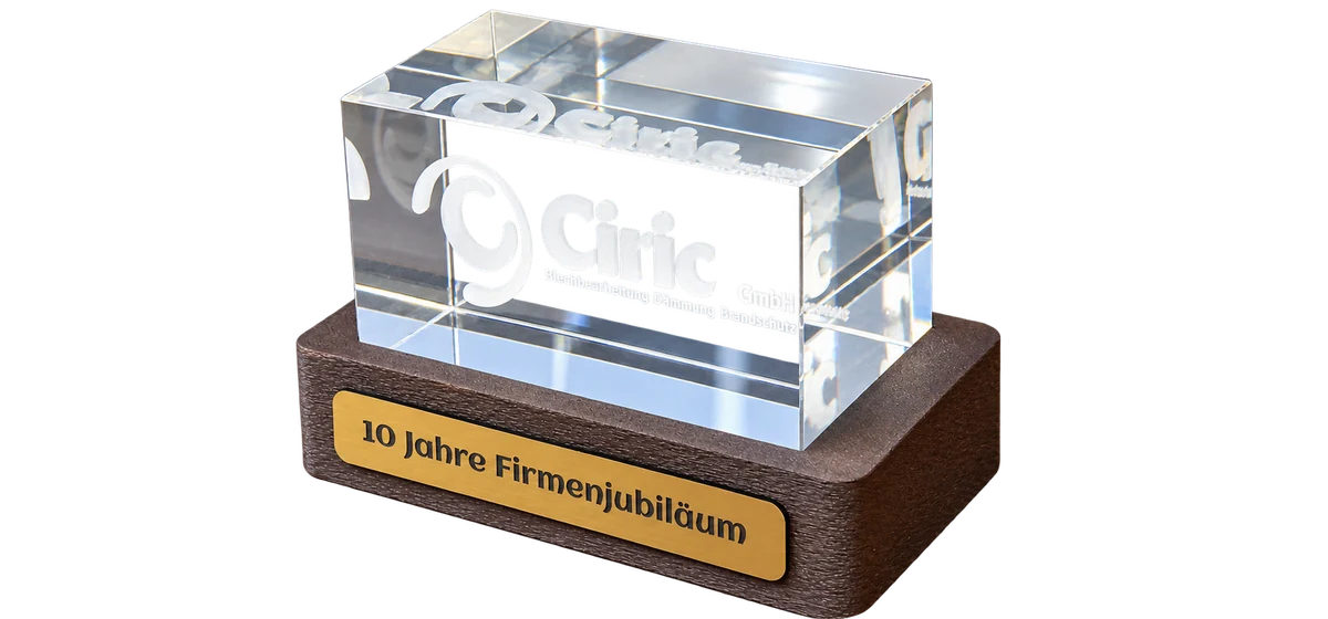 Kristal z logotipom podjetja na podstavku z gravirano jubilejno tablico