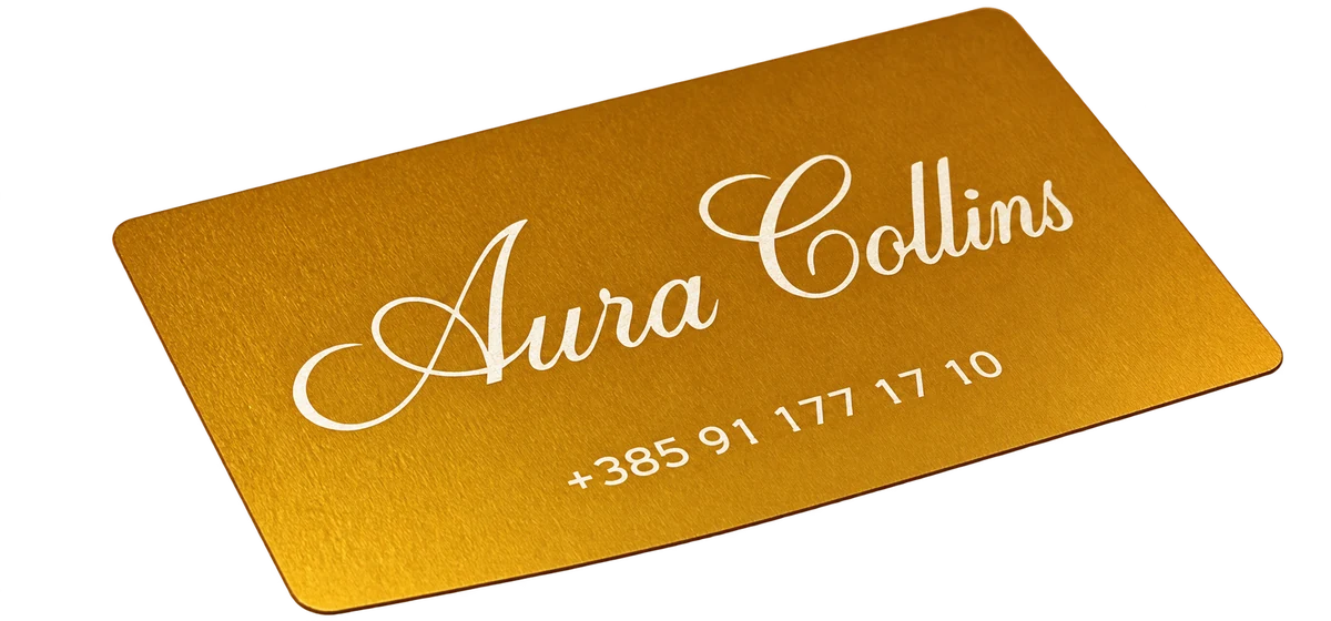Zlata aluminijasta vizitka z graviranim imenom Aura Collins