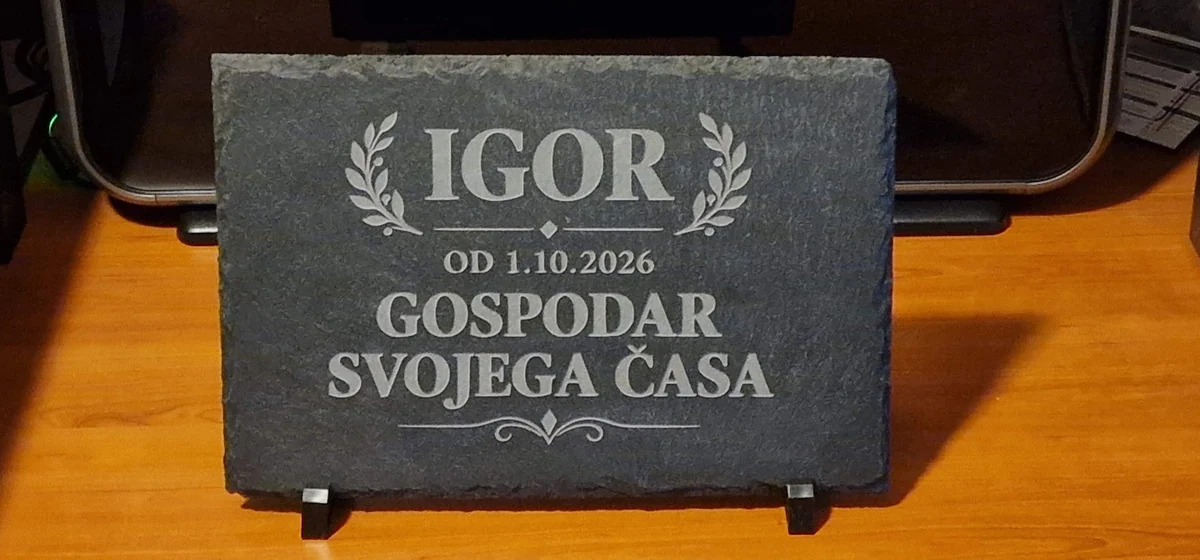 Gravirana plošča iz skrilavca z napisom Igor, gospodar svojega časa
